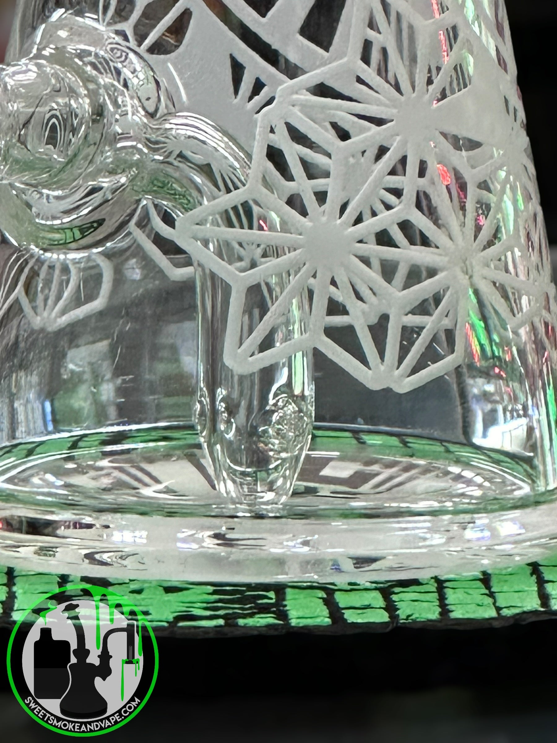 IC Glass - Mandala Engraved Rig 7"